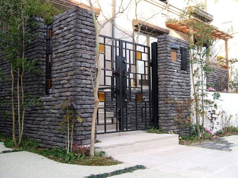 江戸硝子を組み合わせたデザイン性の高いアルミの鋳物門扉